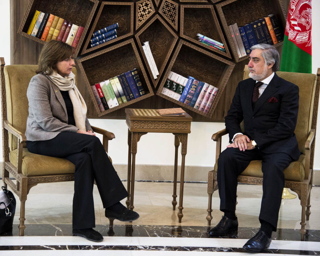 Mannen med bokhyllan är Abdullah Abdullah, en nyckelspelare i afghansk politik sedan många år tillbaka. Abdullah Abdullah, som från början är läkare, har tidigare varit bland annat utrikesminister i regeringen Karzai.
