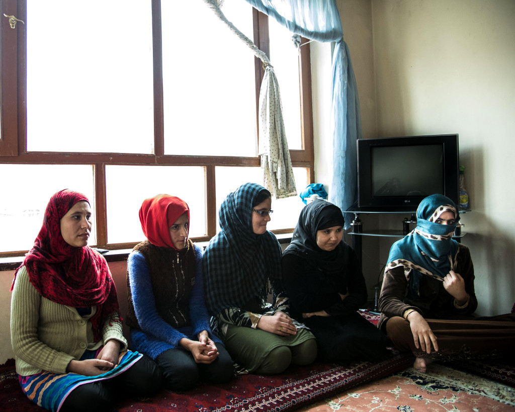 Women for afghan women driver härbärgen och erbjuder familjerådgivning i 13 av Afghanistans 34 provinser.