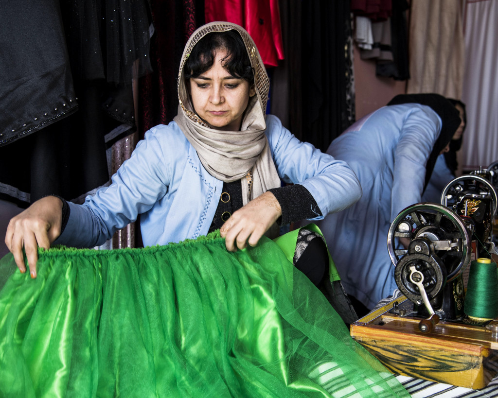 Klänningarna säljs för 1000 afghani (ungefär 130 kronor) styck.